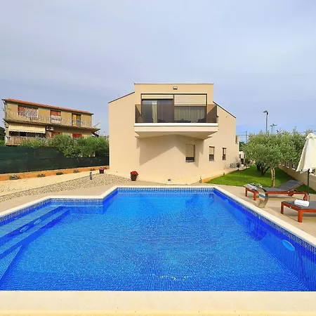 Villa Alt *